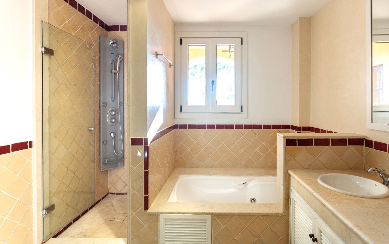 2 chambre Villa/Maison Semi-Mitoyenne à vendre à Sotogrande avec piscine garage - 550 000 € (Ref: 9723767)