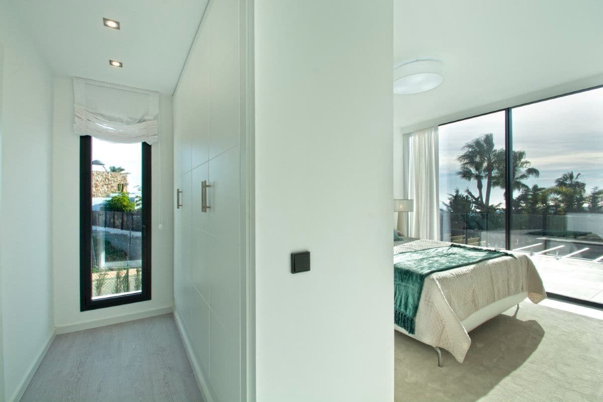 4 soveværelse Villa til salg i Estepona med swimmingpool garage - € 1.499.000 (Ref: 9723776)