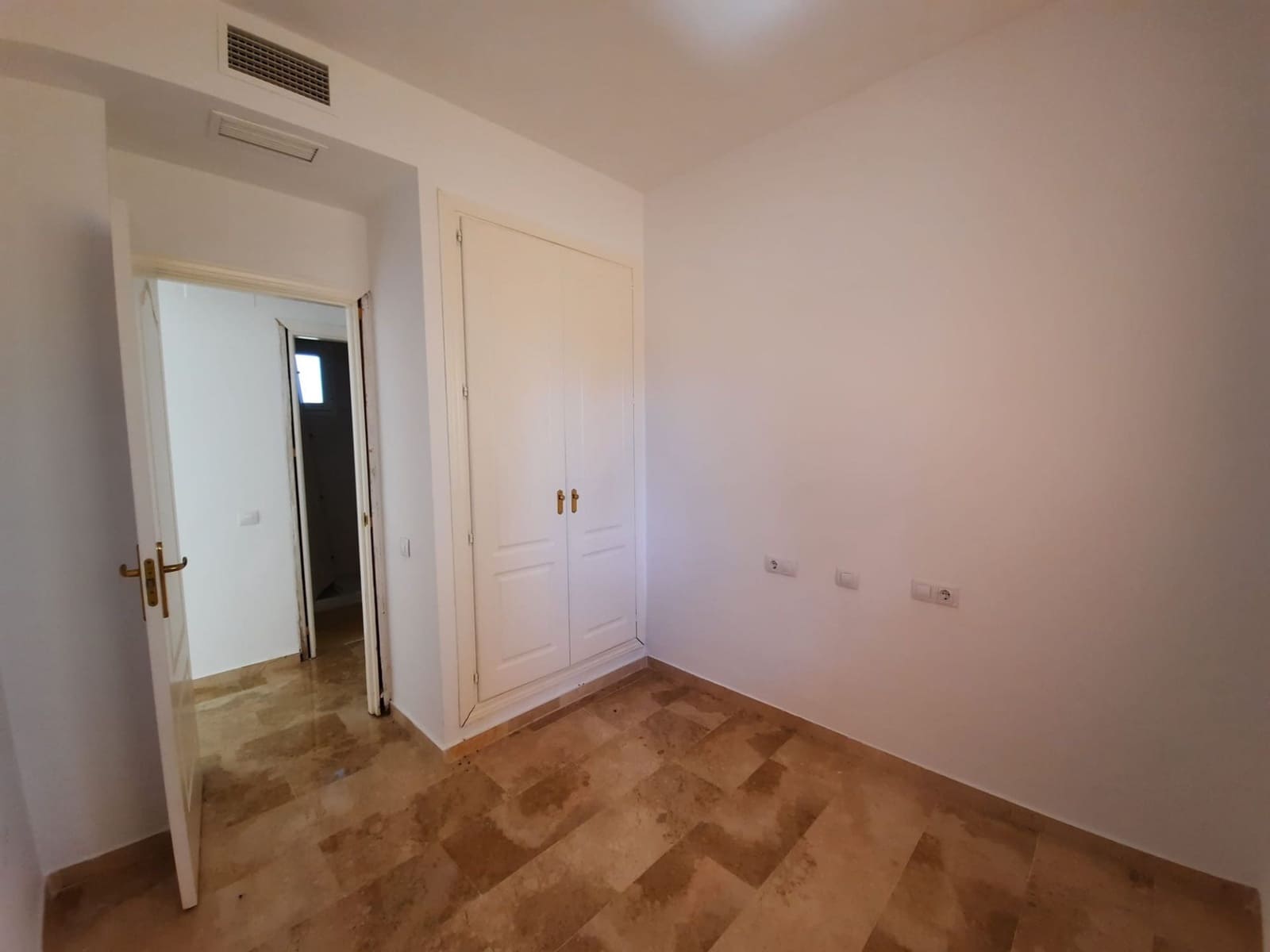 2 slaapkamer Flat te koop in Manilva met zwembad garage - € 137.000 (Ref: 9723780)