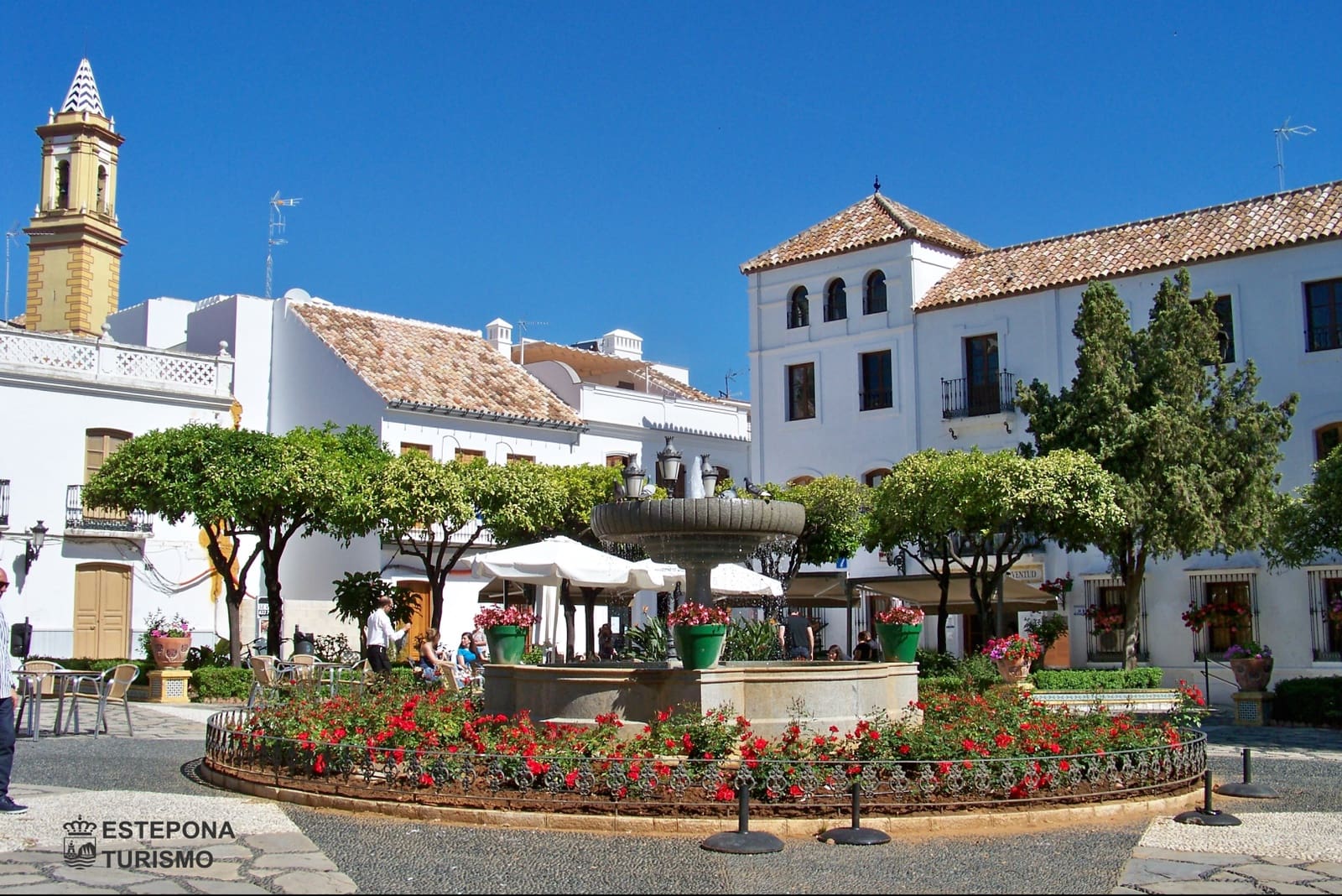 4 soveværelse Villa til salg i Estepona med swimmingpool garage - € 730.000 (Ref: 9751645)