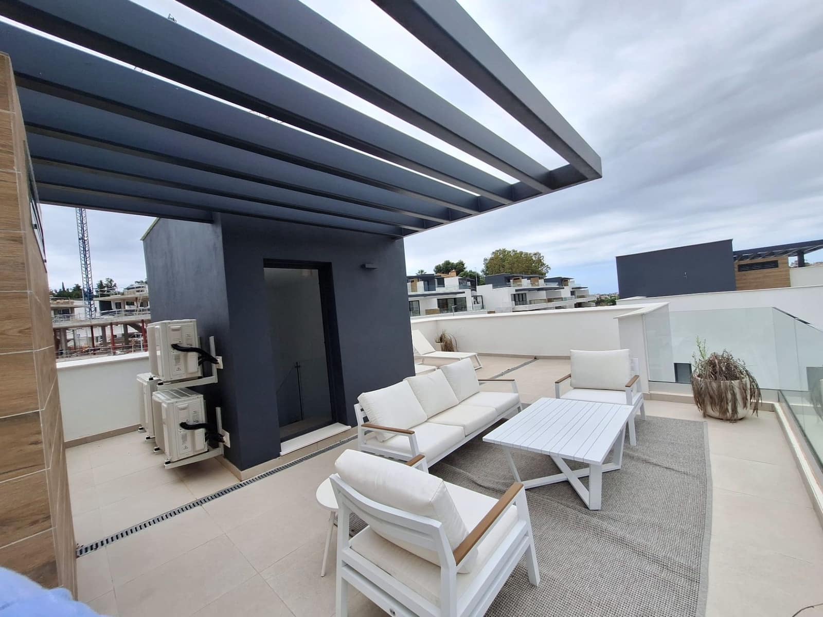 3 makuuhuone Huvila myytävänä paikassa Estepona mukana uima-altaan 
autotalli - 850 000 € (Ref: 9751647)