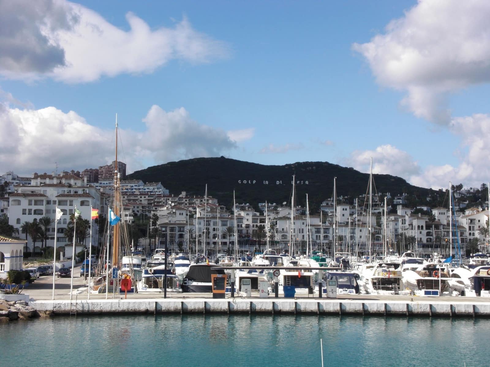 2 bedroom Flat for sale in Estepona with pool garage - € 405,000 (Ref: 9861594)