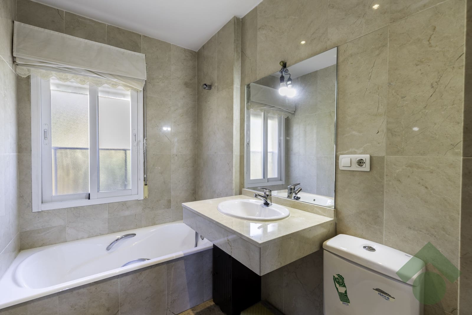 4 makuuhuone Rivitalo myytävänä paikassa Granada kaupunki - 370 000 € (Ref: 9402541)