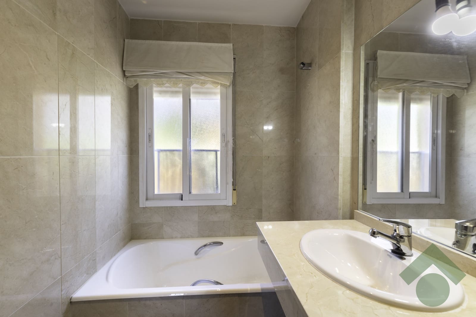 4 makuuhuone Rivitalo myytävänä paikassa Granada kaupunki - 370 000 € (Ref: 9402541)