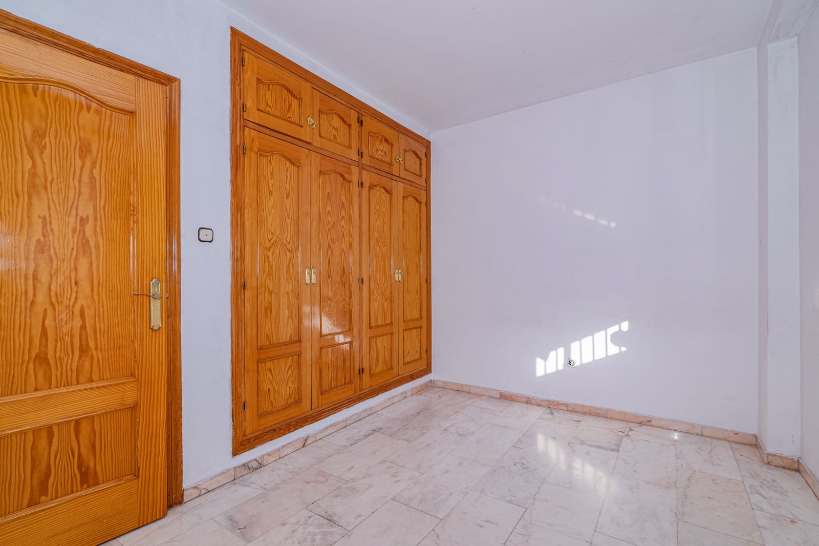 5 slaapkamer Rijtjeshuis te koop in Granada stad met garage - € 449.900 (Ref: 9470641)