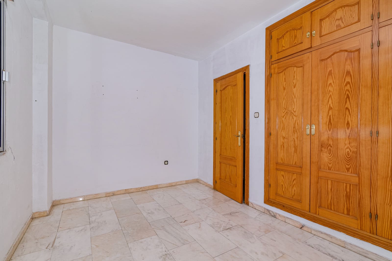 5 slaapkamer Rijtjeshuis te koop in Granada stad met garage - € 449.900 (Ref: 9470641)