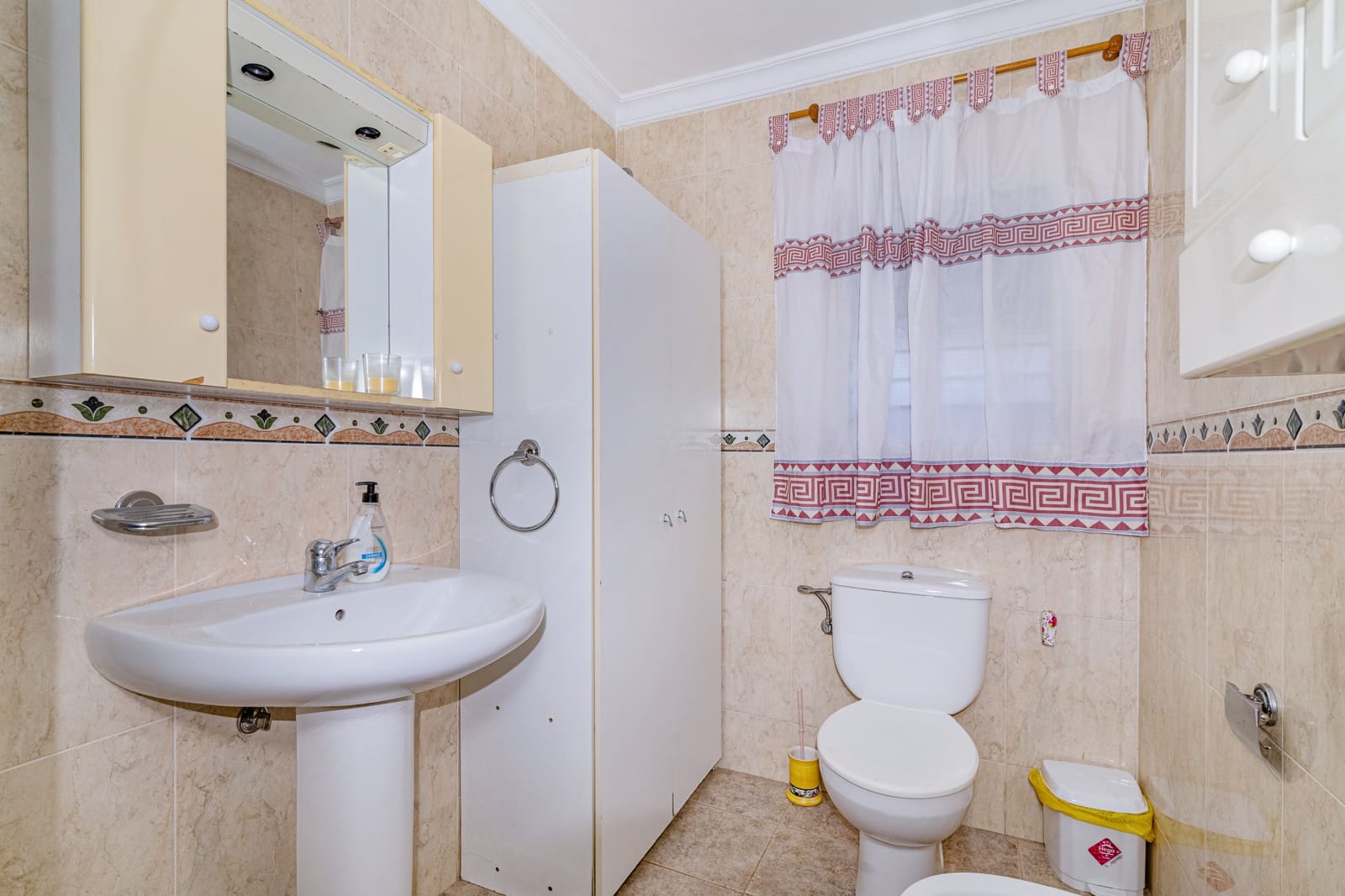 5 slaapkamer Rijtjeshuis te koop in Granada stad met garage - € 449.900 (Ref: 9470641)