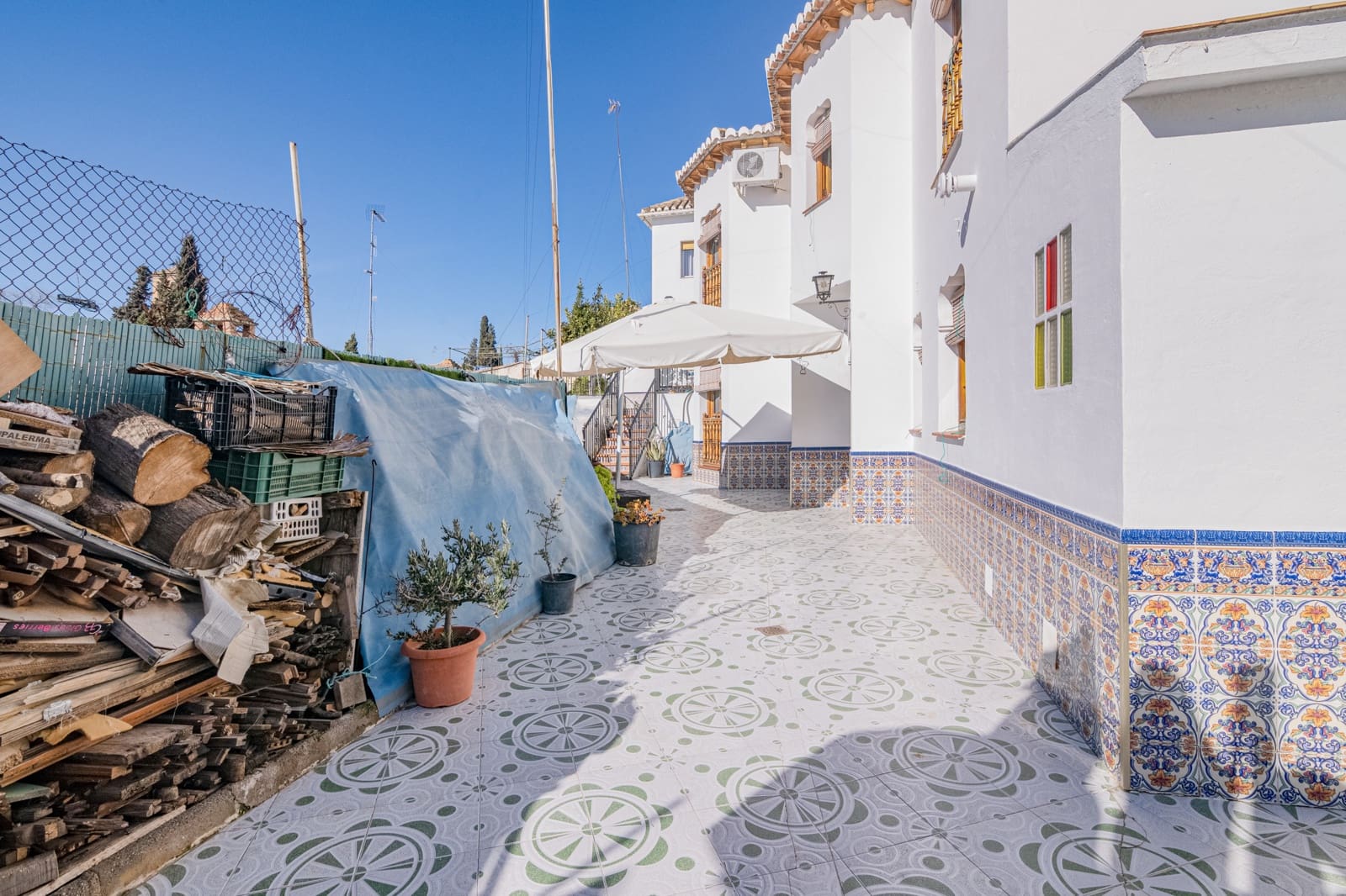 6 bedroom Townhouse for sale in Granada city with pool - € 570,000 (Ref: 9506902)