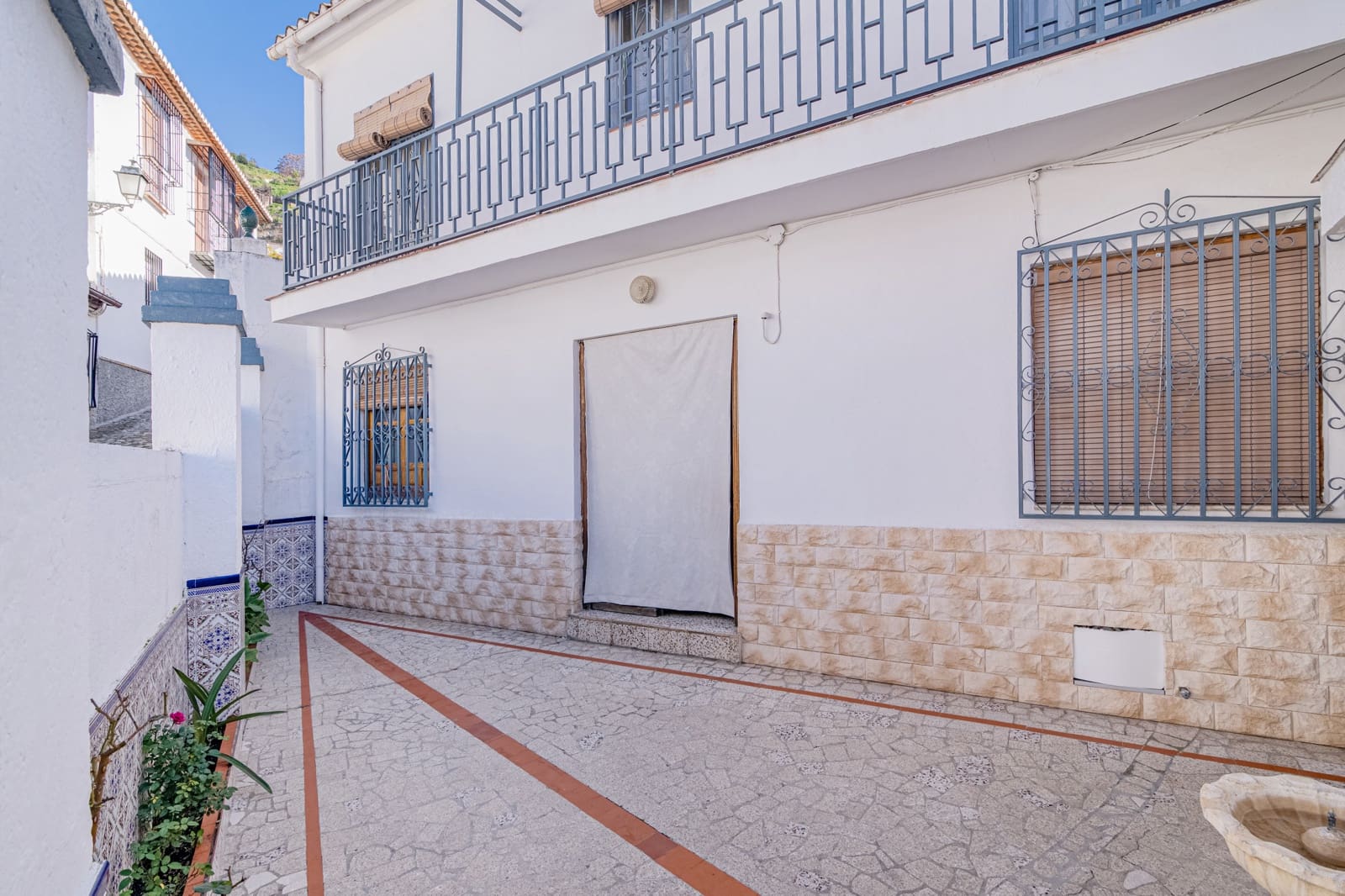 6 bedroom Townhouse for sale in Granada city with pool - € 570,000 (Ref: 9506902)