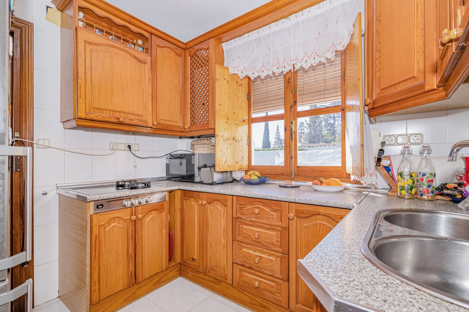 6 bedroom Townhouse for sale in Granada city with pool - € 570,000 (Ref: 9506902)