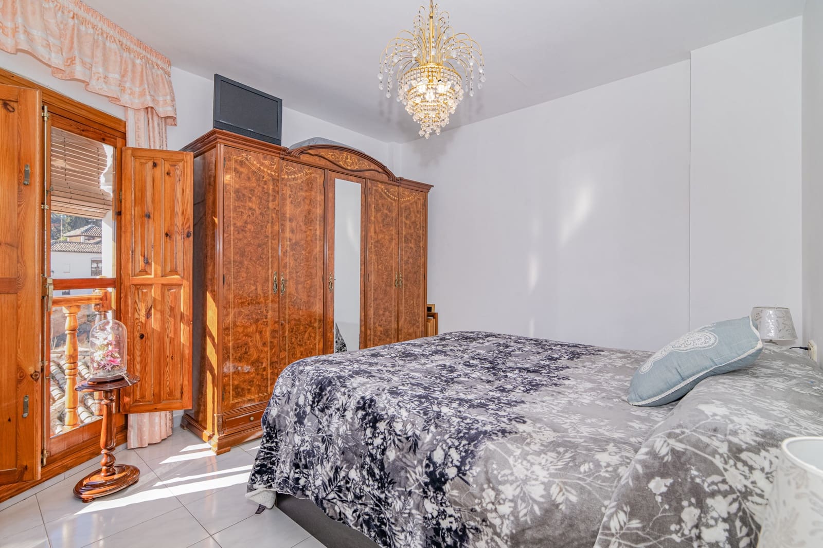 6 bedroom Townhouse for sale in Granada city with pool - € 570,000 (Ref: 9506902)