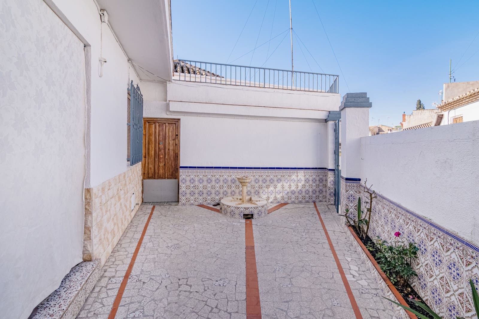 6 bedroom Townhouse for sale in Granada city with pool - € 570,000 (Ref: 9506902)