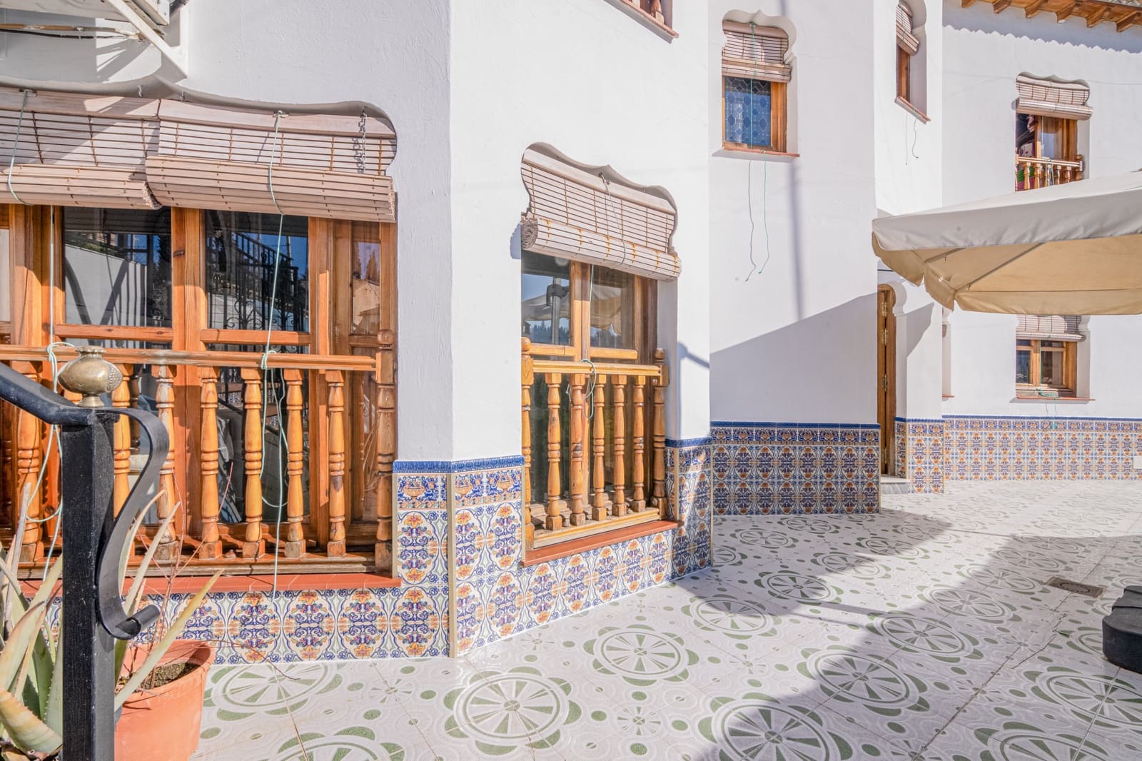 6 bedroom Townhouse for sale in Granada city with pool - € 570,000 (Ref: 9506902)