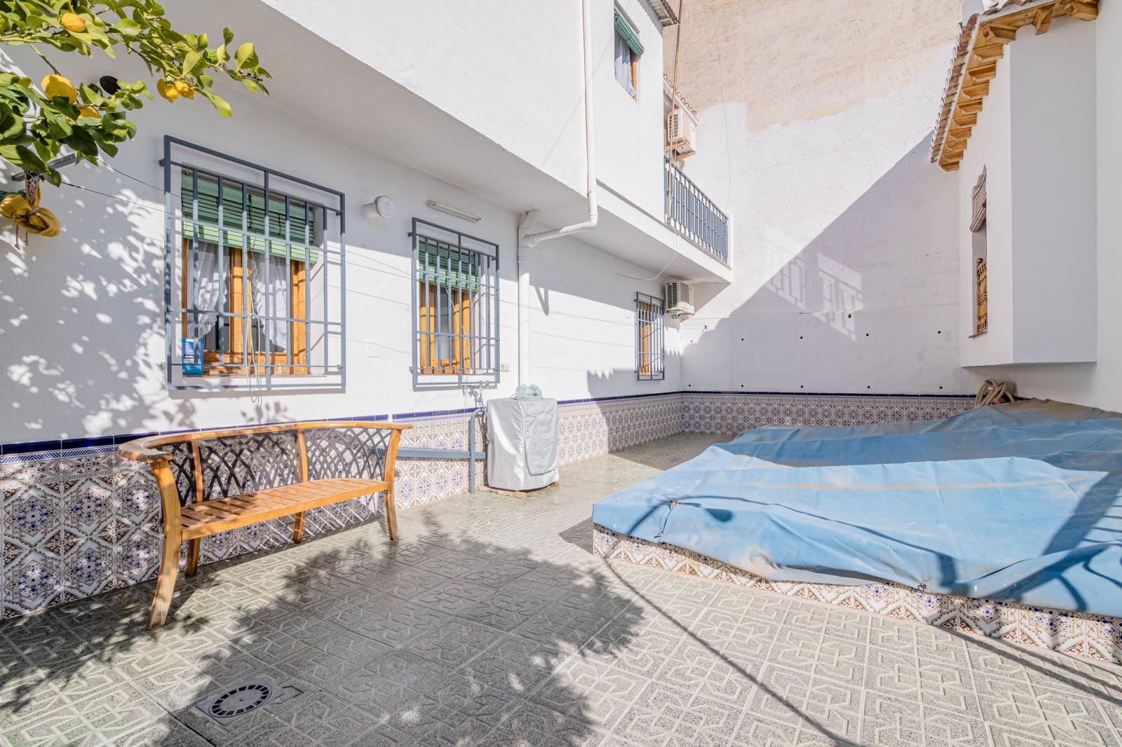 6 bedroom Townhouse for sale in Granada city with pool - € 570,000 (Ref: 9506902)
