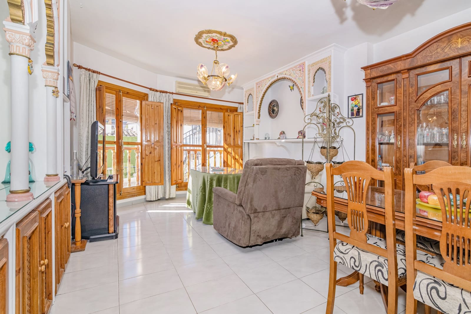 6 bedroom Townhouse for sale in Granada city with pool - € 570,000 (Ref: 9506902)