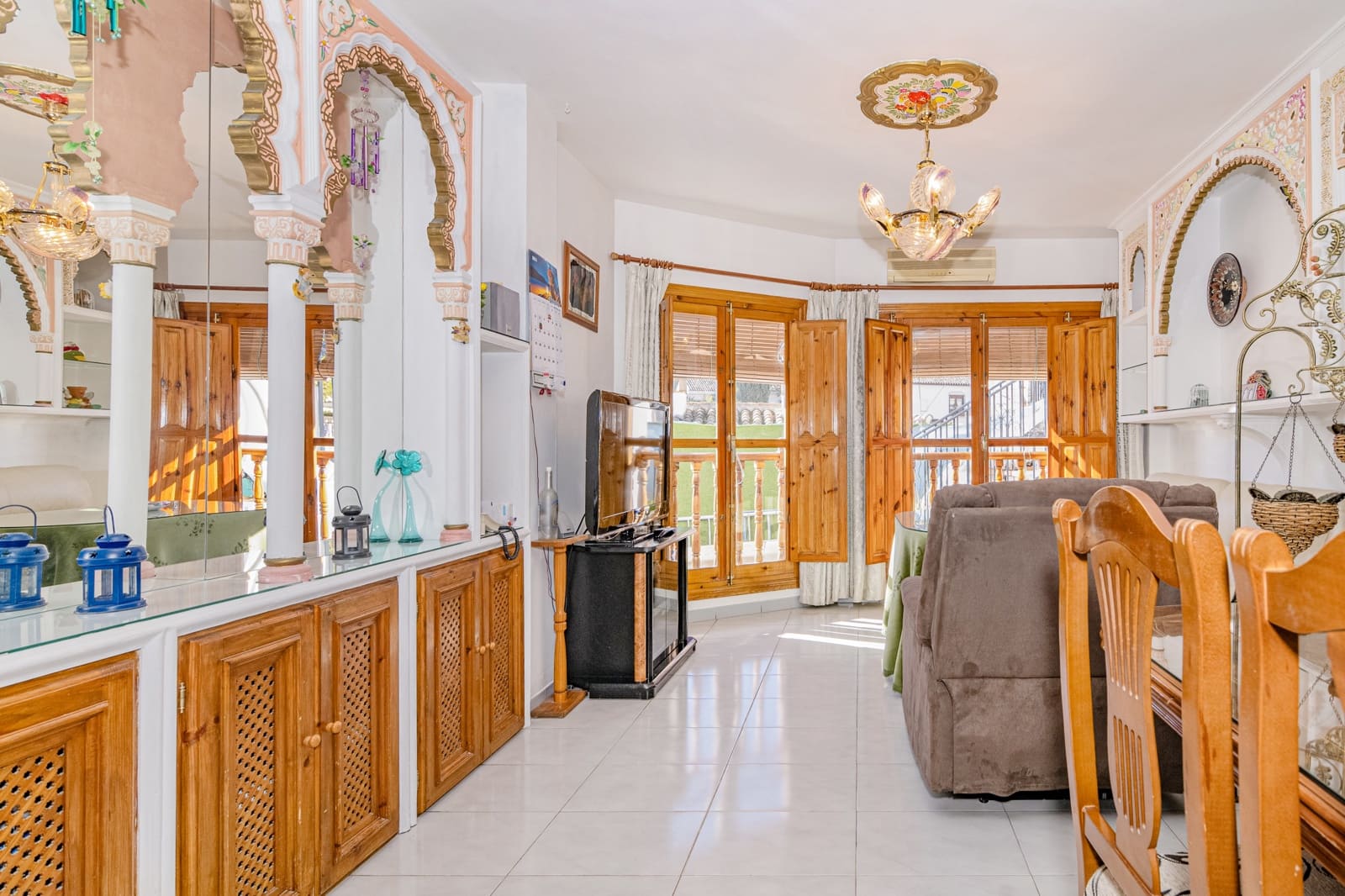 6 bedroom Townhouse for sale in Granada city with pool - € 570,000 (Ref: 9506902)