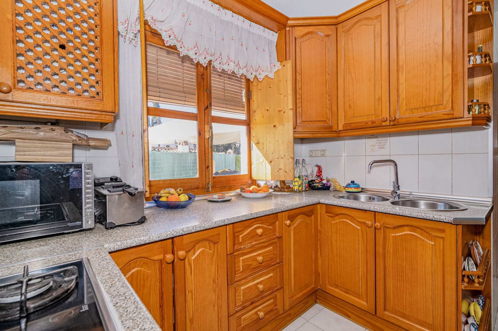 6 bedroom Townhouse for sale in Granada city with pool - € 570,000 (Ref: 9506902)