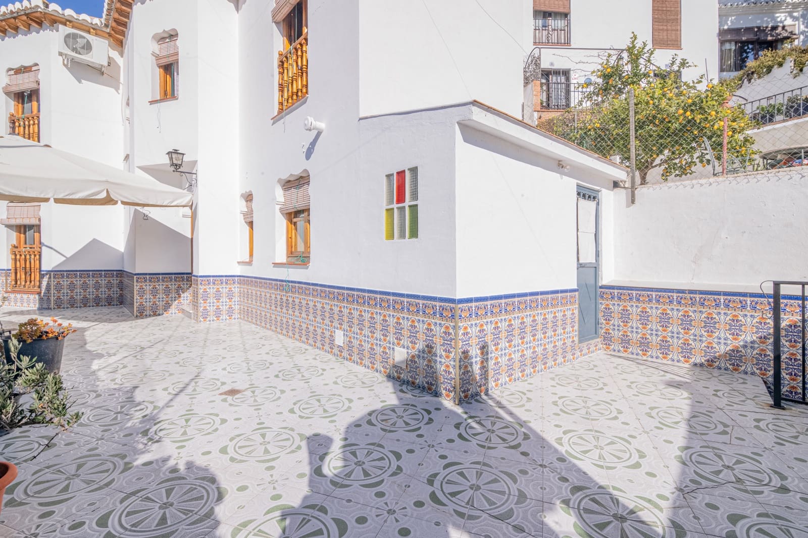 6 bedroom Townhouse for sale in Granada city with pool - € 570,000 (Ref: 9506902)