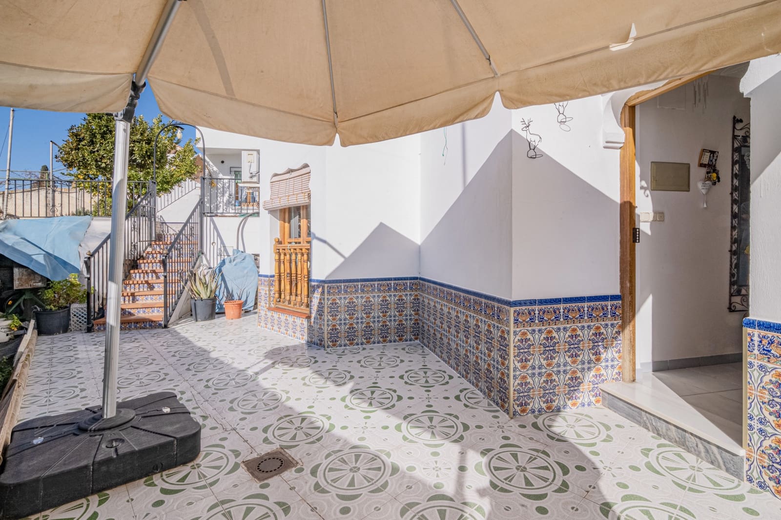 6 bedroom Townhouse for sale in Granada city with pool - € 570,000 (Ref: 9506902)