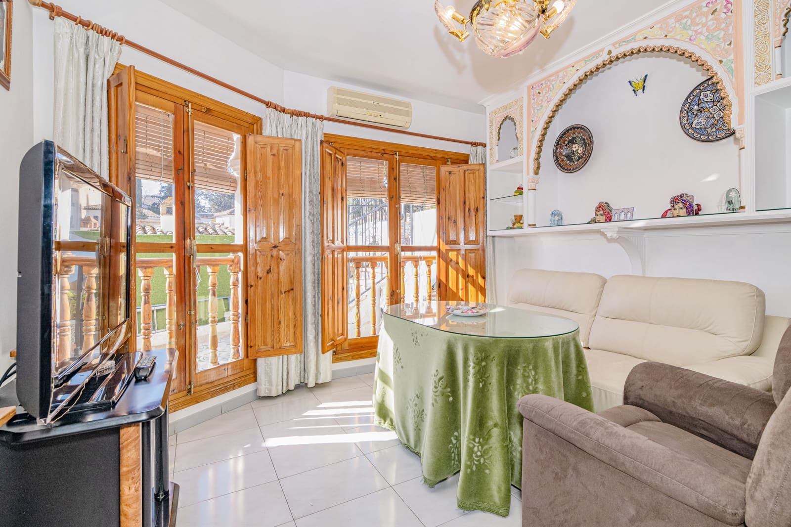 6 bedroom Townhouse for sale in Granada city with pool - € 570,000 (Ref: 9506902)