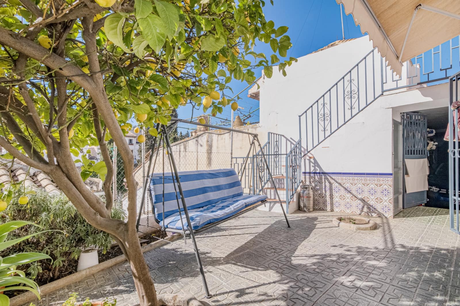 6 bedroom Townhouse for sale in Granada city with pool - € 570,000 (Ref: 9506902)