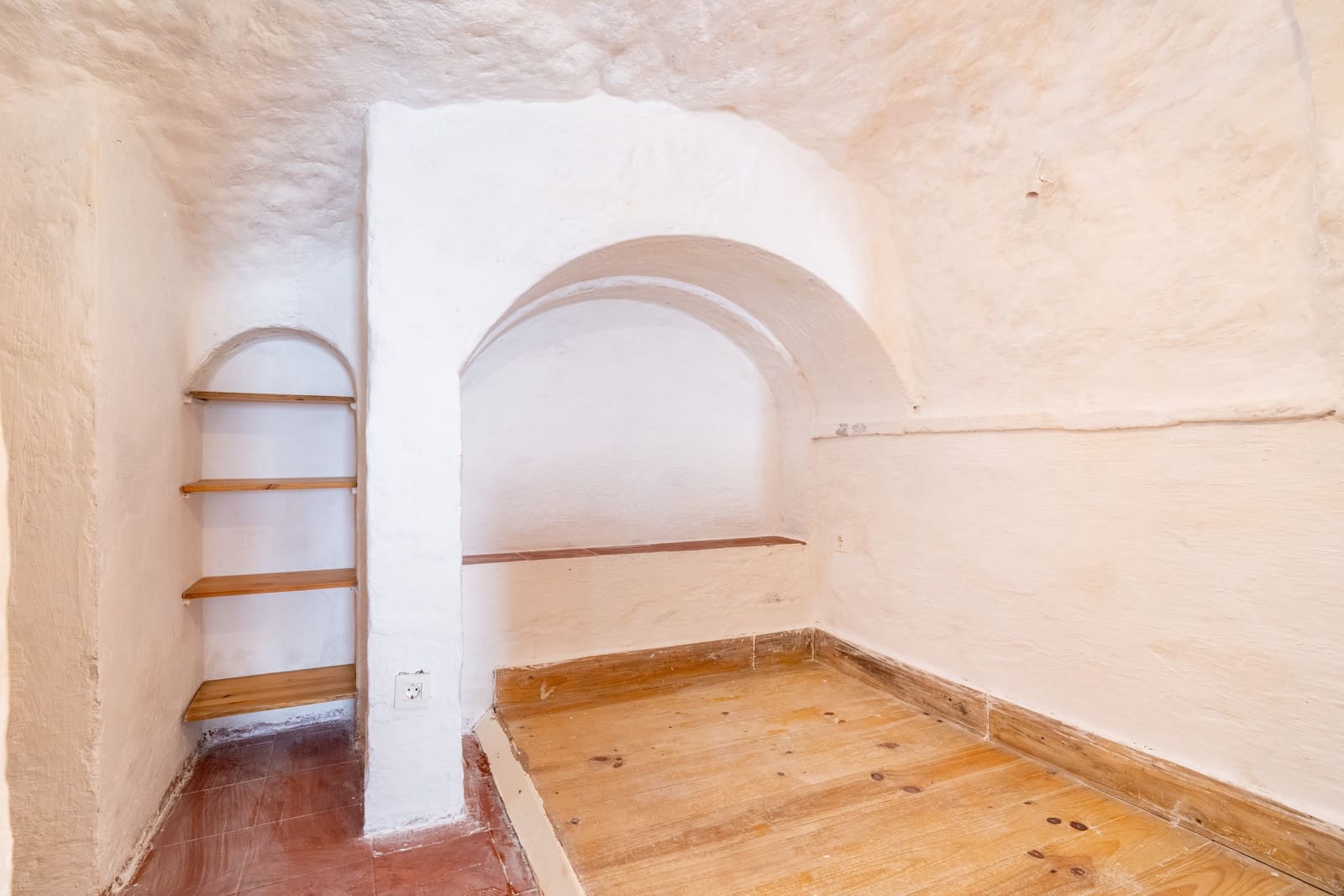 Hulehus til salg i Granada by - € 69.900 (Ref: 9852964)