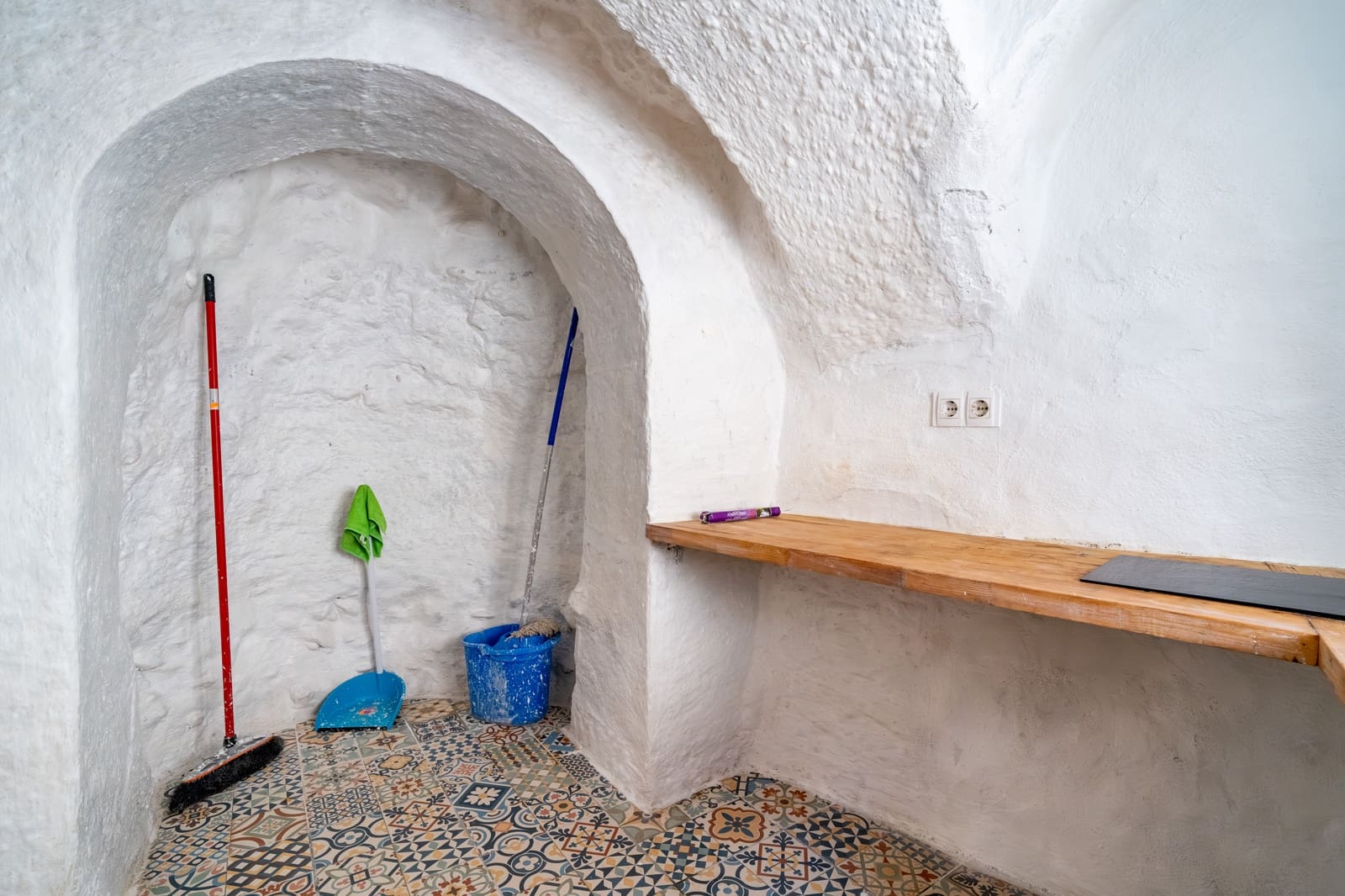 Hulehus til salg i Granada by - € 69.900 (Ref: 9852964)