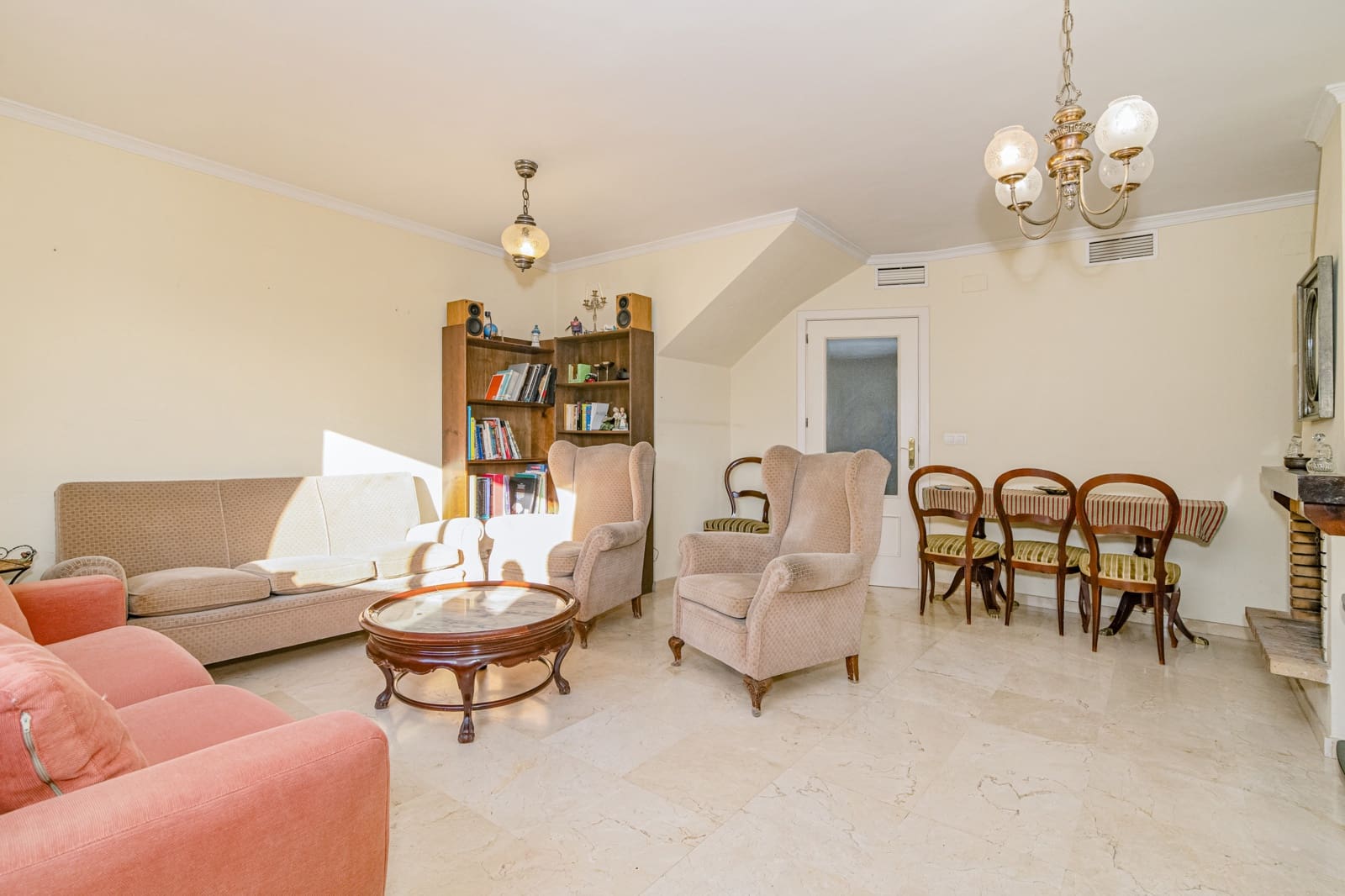 3 soveværelse Byhus til salg i Granada by med swimmingpool garage - € 349.900 (Ref: 9972276)