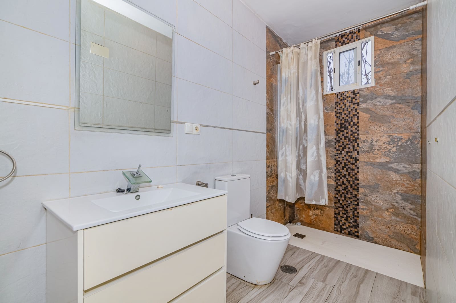 7 bedroom Townhouse for sale in Granada city - € 249,900 (Ref: 9972282)