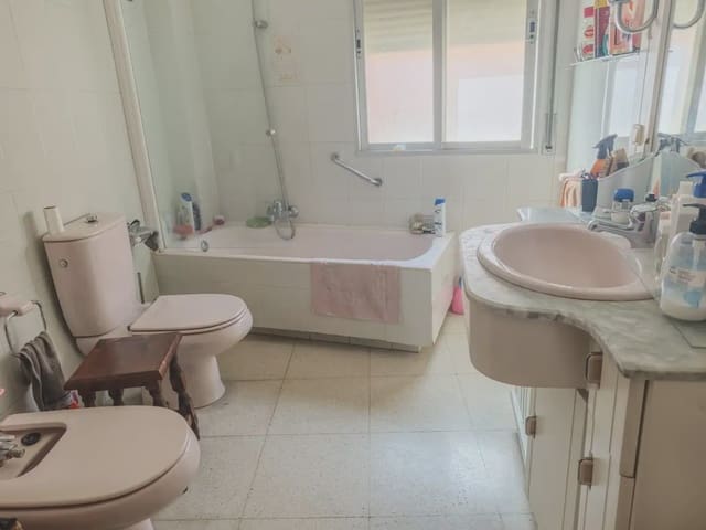 3 slaapkamer Halfvrijstaande villa te koop in Flix - € 150.000 (Ref: 9781136)