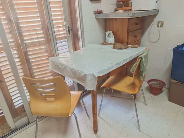 3 slaapkamer Halfvrijstaande villa te koop in Flix - € 150.000 (Ref: 9781136)