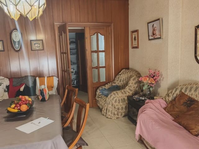 3 slaapkamer Halfvrijstaande villa te koop in Flix - € 150.000 (Ref: 9781136)