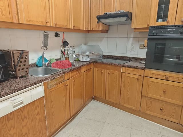 3 slaapkamer Halfvrijstaande villa te koop in Flix - € 150.000 (Ref: 9781136)