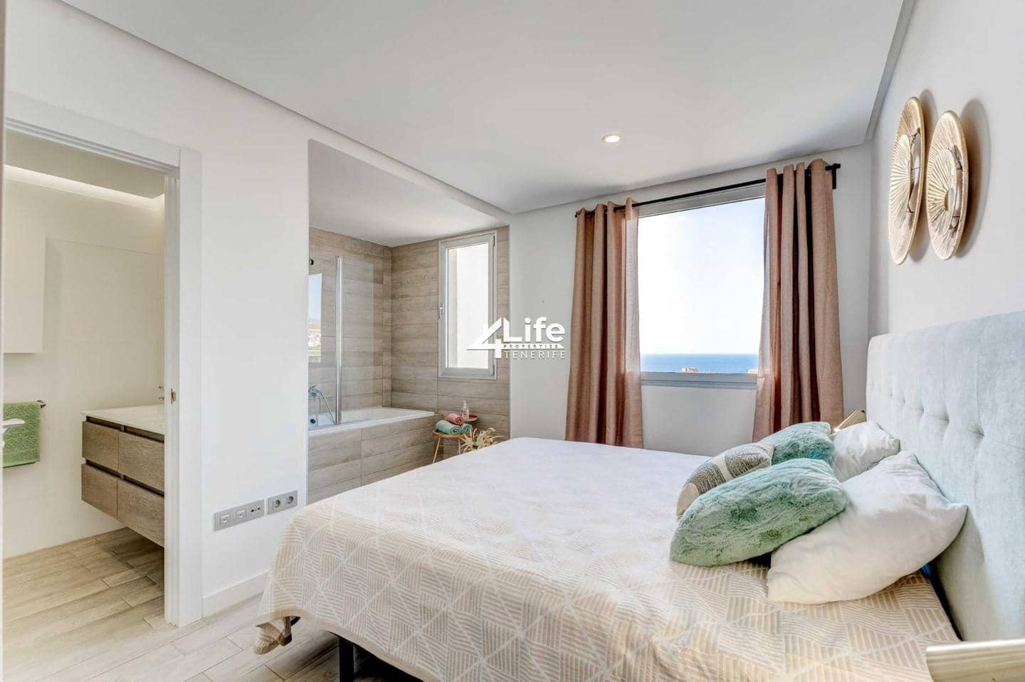 3 soverom Leilighet til salgs i Playa Paraiso med svømmebasseng garasje - € 660 000 (Ref: 10089993)