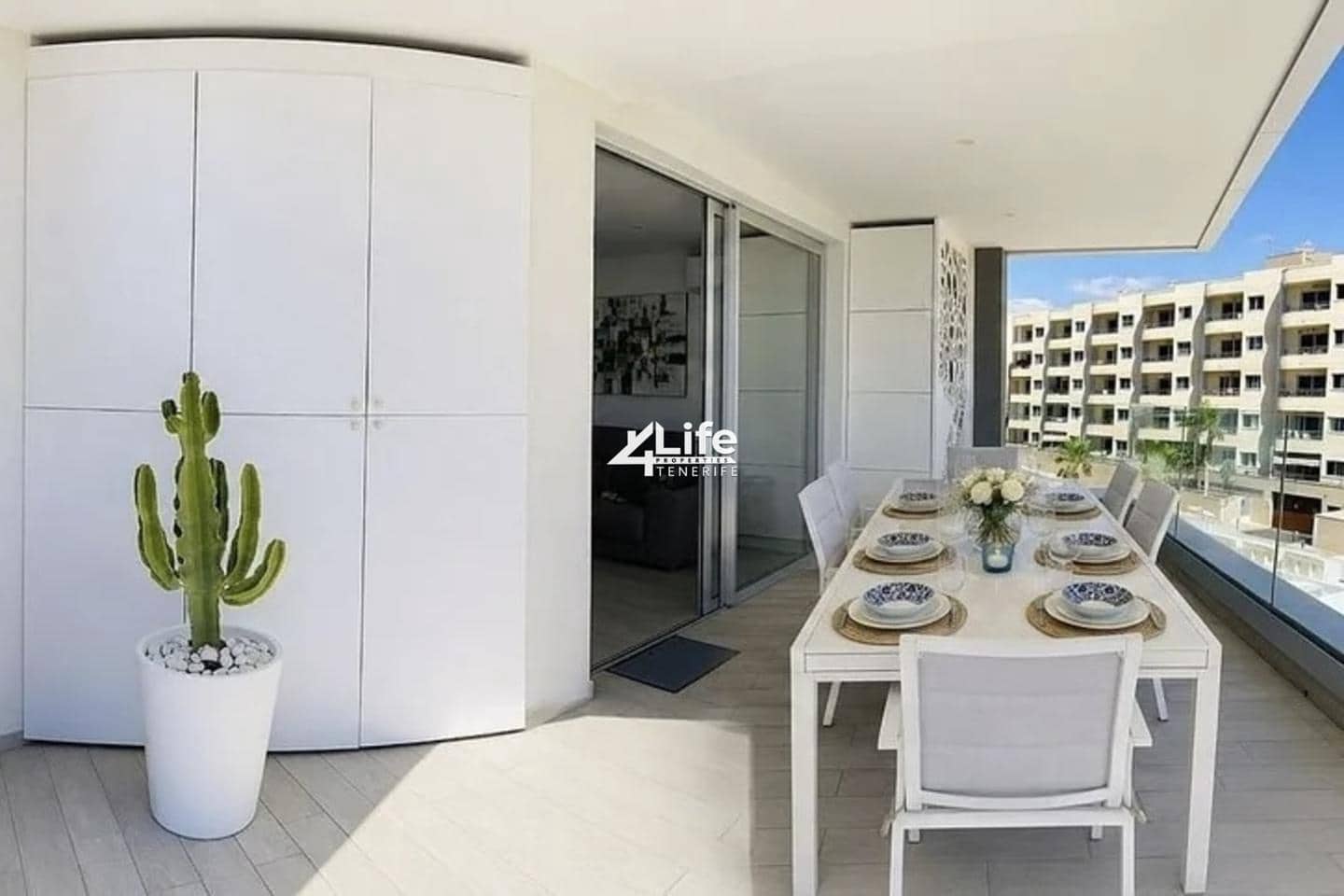 2 soverom Leilighet til salgs i Playa Paraiso med svømmebasseng garasje - € 650 000 (Ref: 10090977)