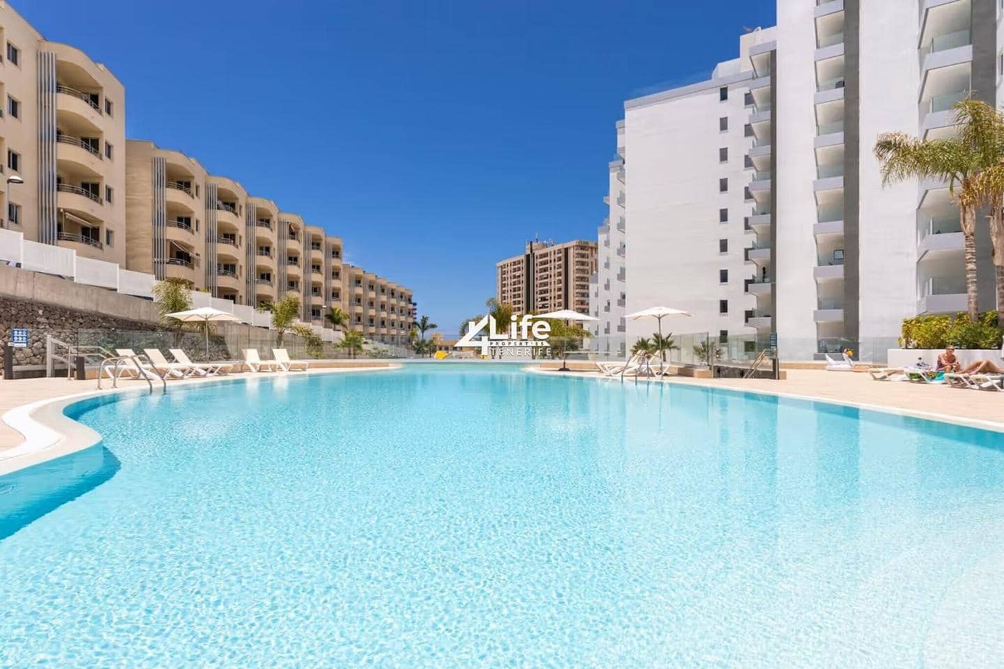 2 soverom Leilighet til salgs i Playa Paraiso med svømmebasseng garasje - € 650 000 (Ref: 10090977)