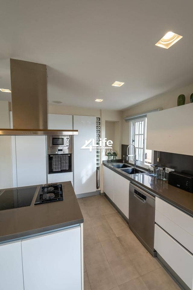 4 soveværelse Villa til salg i Costa Adeje med swimmingpool - € 1.499.000 (Ref: 8608907)