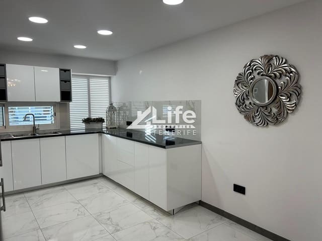 3 quarto Moradia para venda em Playa del Duque, Adeje com piscina - 650 000 € (Ref: 8771404)