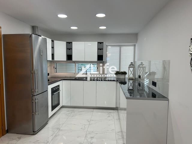 3 quarto Moradia para venda em Playa del Duque, Adeje com piscina - 650 000 € (Ref: 8771404)