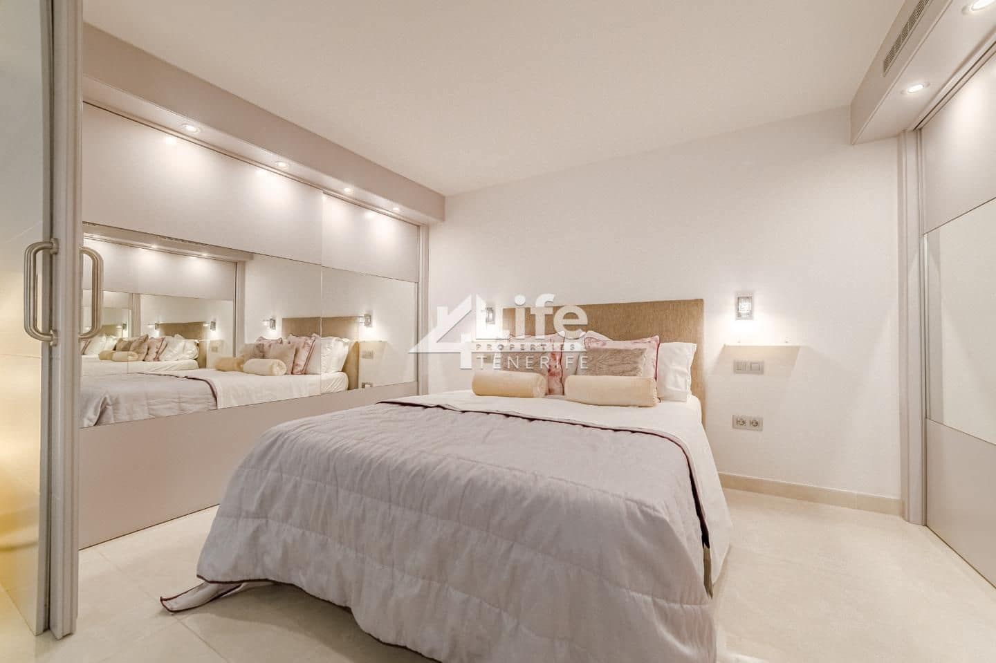 3 soveværelse Villa til salg i Puerto Colon med swimmingpool garage - € 2.450.000 (Ref: 9135927)