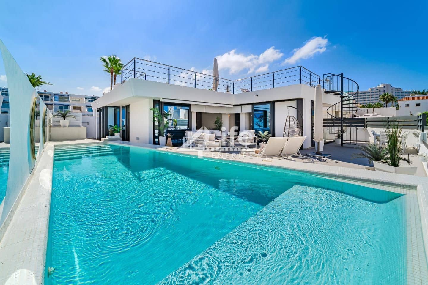 3 soveværelse Villa til salg i Puerto Colon med swimmingpool garage - € 2.450.000 (Ref: 9135927)