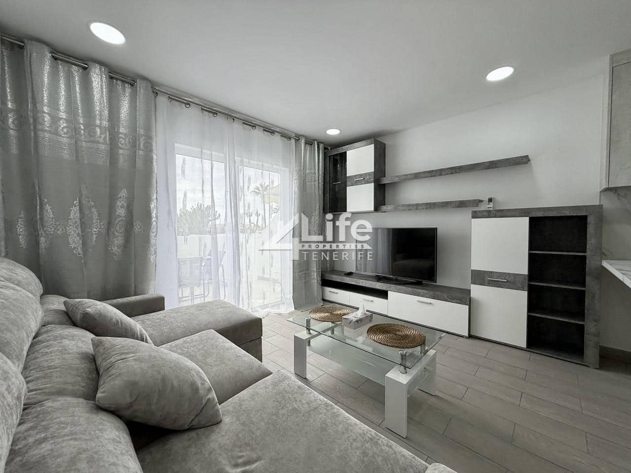 1 makuuhuone Asunto myytävänä paikassa Costa Adeje mukana uima-altaan - 320 000 € (Ref: 9237855)