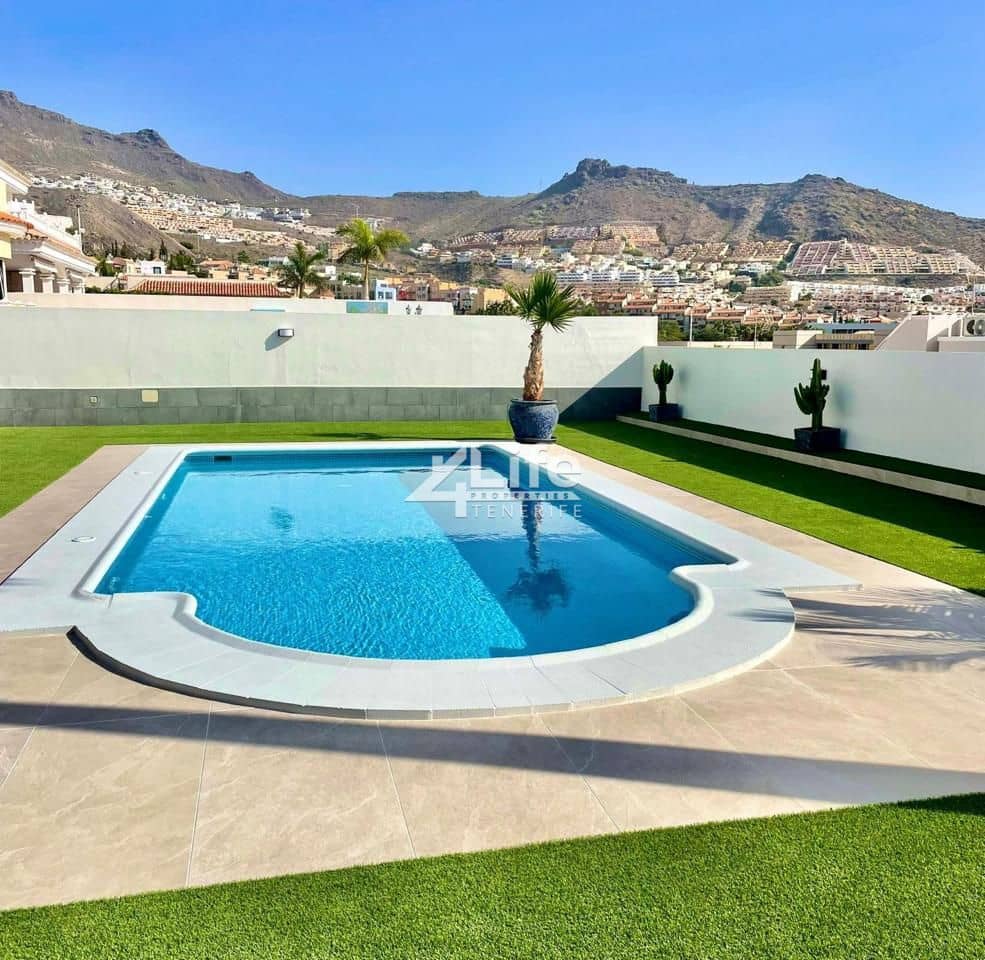 5 soverom Villa til salgs i Costa Adeje med svømmebasseng garasje - € 1 830 000 (Ref: 9309052)