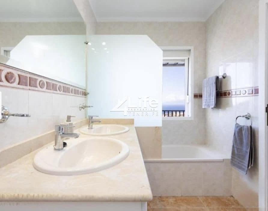 3 makuuhuone Huvila vuokrattavana paikassa Costa Adeje mukana 
autotalli - 3 500 € (Ref: 9352143)