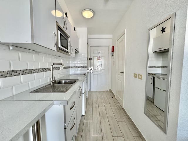 Asunto myytävänä paikassa Los Cristianos, Arona mukana uima-altaan - 199 900 € (Ref: 9414597)