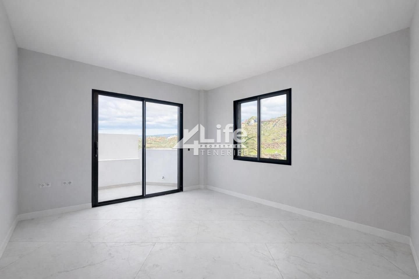 2 bedroom Flat for sale in Tijoco Bajo with garage - € 385,500 (Ref: 9580410)