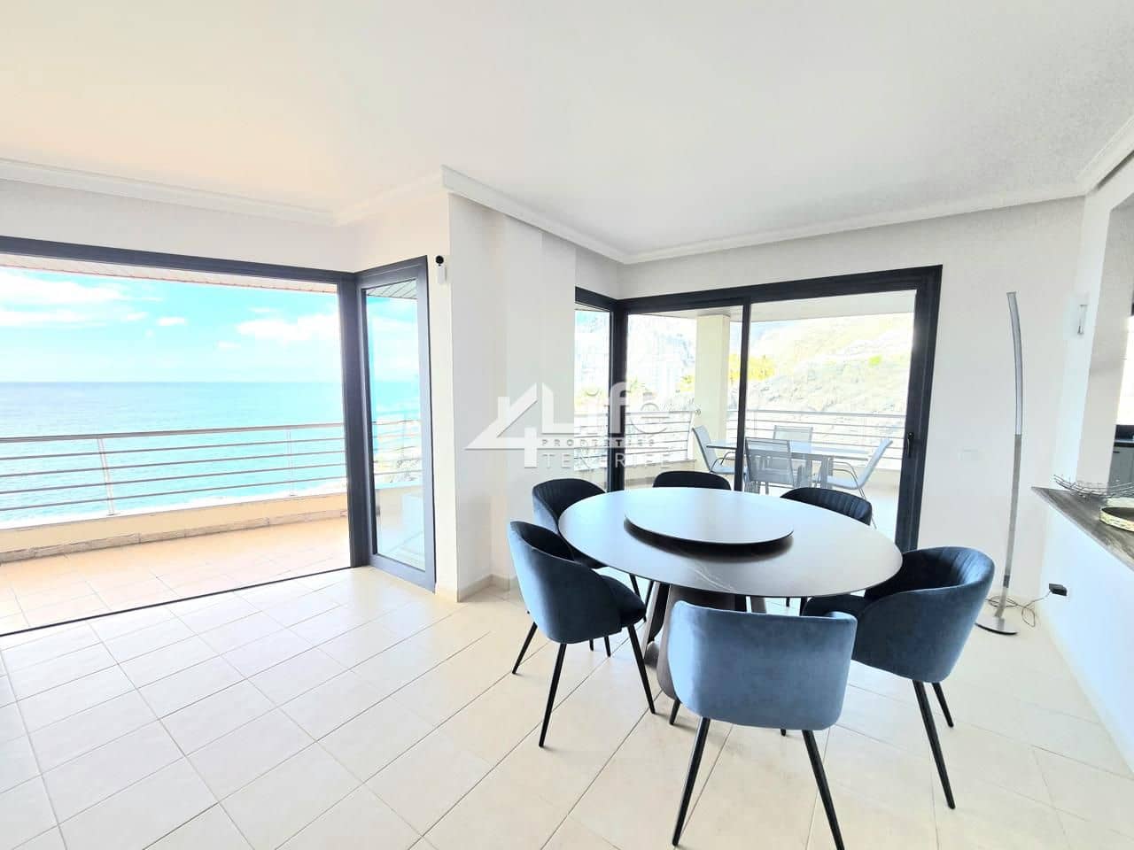 Piso de 3 habitaciones en Santiago del Teide en venta - 1.700.000 € (Ref: 9705891)