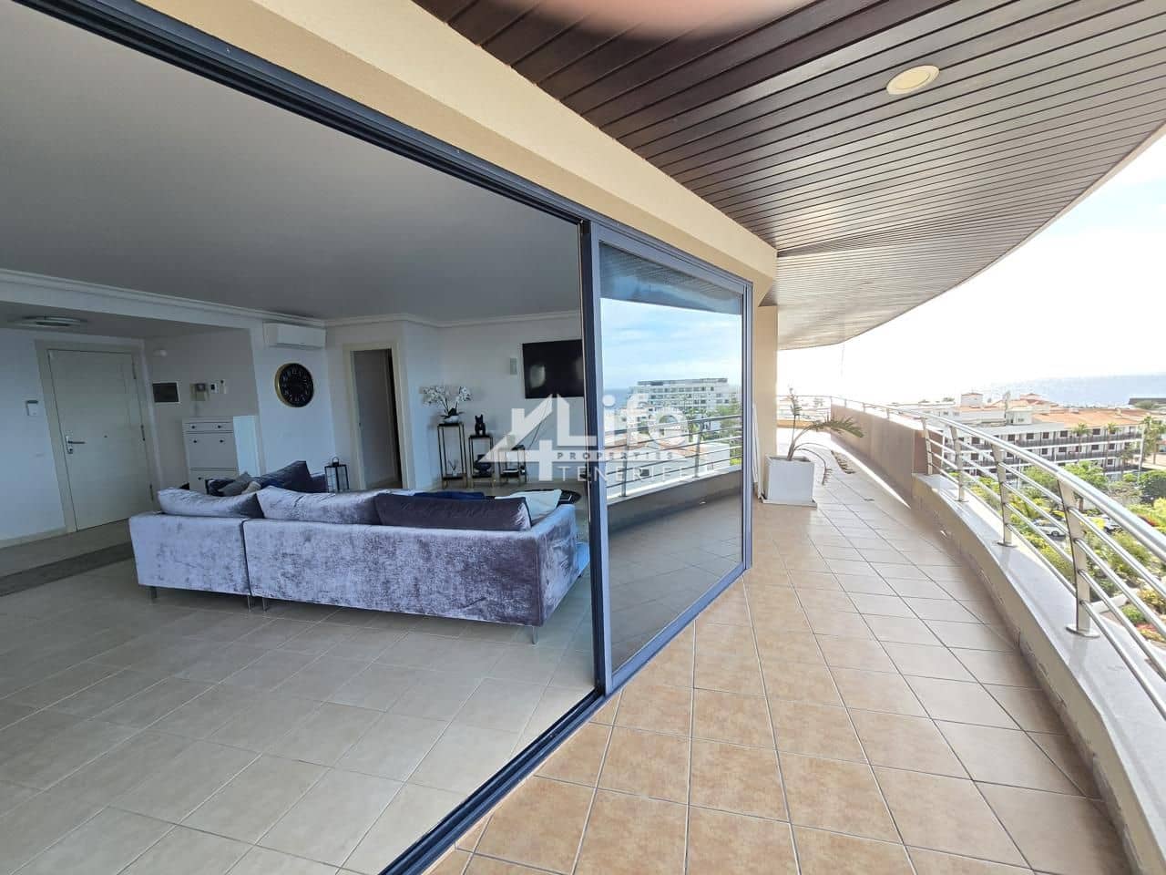 Piso de 3 habitaciones en Santiago del Teide en venta - 1.700.000 € (Ref: 9705891)