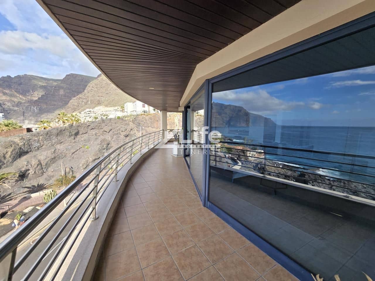 Piso de 3 habitaciones en Santiago del Teide en venta - 1.700.000 € (Ref: 9705891)