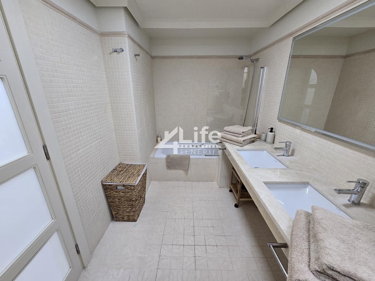 Piso de 3 habitaciones en Santiago del Teide en venta - 1.700.000 € (Ref: 9705891)